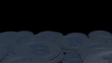 Siyah arkaplanda bitcoin yığını.
