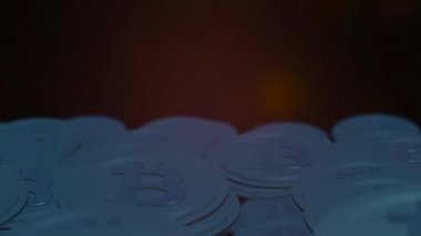 Siyah arkaplanda bitcoin yığını.