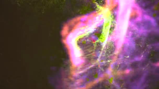 Spinning beweging van roze en paarse spatten op de donkere achtergrond. — Stockvideo