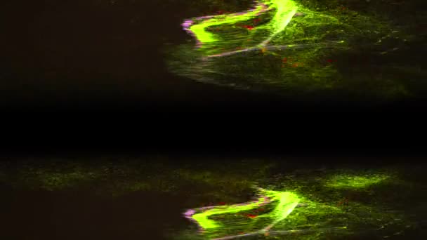 Sárga és zöld fröccsenések mozog vízszintesen a sötét háttér. — Stock videók