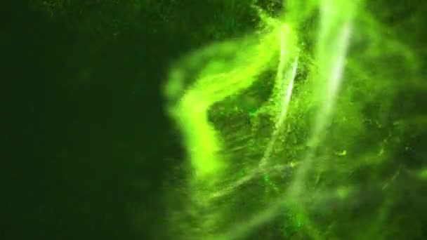 Зелені бризки хаотично рухаються на темному фоні . — стокове відео