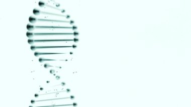 Açık mavi arka planda hareket eden ve ışıldayan DNA ipliği.