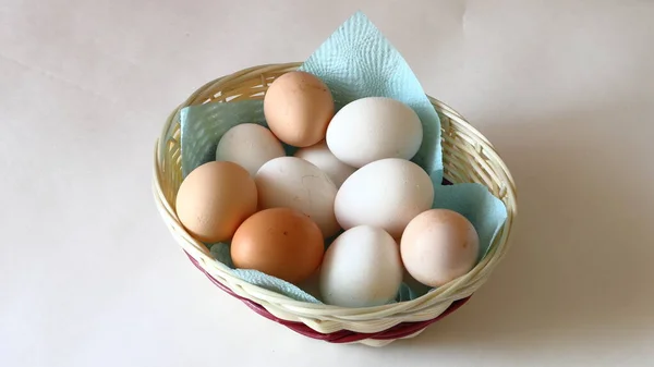 Αυγά Κοτόπουλου Ένα Καλάθι Royalty Free Εικόνες Αρχείου
