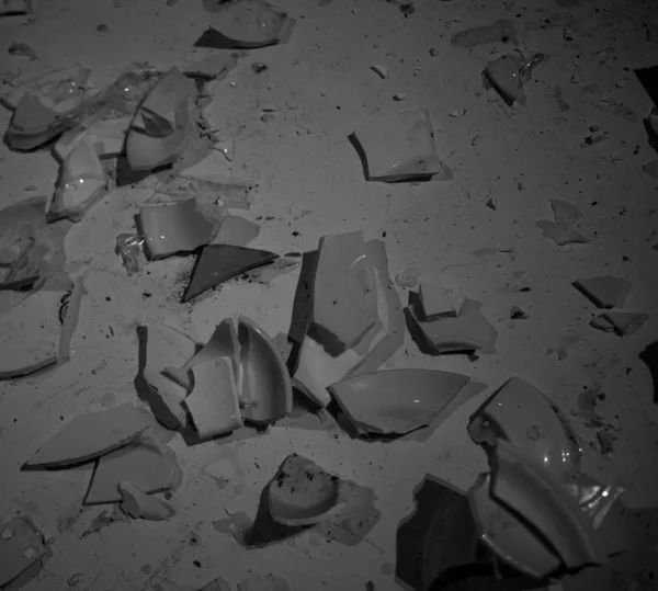 Шматочки Розбитого Посуду Столі Шматки Розбитої Глини Порцеляни Розкидані Столі — стокове фото