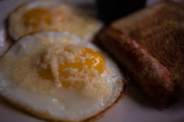 Peynirli omlet ve tost.