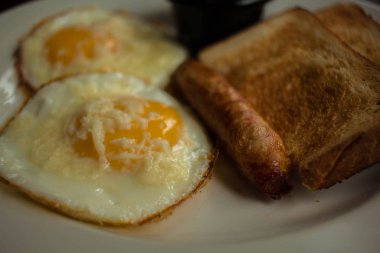 Peynirli omlet ve tost.