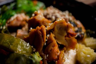 Deniz yosunlu tavuk dürümü. Susamlı tavuklu pilav ve yosun..