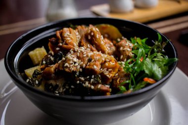 Deniz yosunlu tavuk dürümü. Susamlı tavuklu pilav ve yosun..