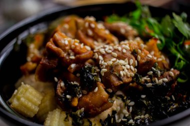 Deniz yosunlu tavuk dürümü. Susamlı tavuklu pilav ve yosun..