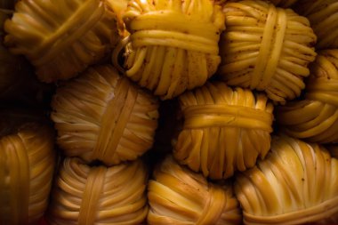 Peynir atkuyruğu arka plan dokusu. Peynirli at kuyruğu kayıyor. Peynirli at kuyruğu tütsülenmiş