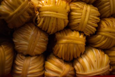 Peynir atkuyruğu arka plan dokusu. Peynirli at kuyruğu kayıyor. Peynirli at kuyruğu tütsülenmiş