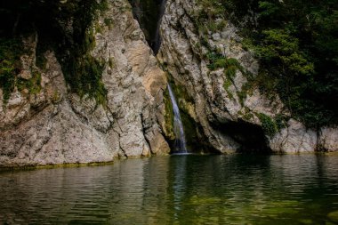 Soçi dağlarındaki kuru bir dağ nehrinin üzerindeki tahta köprü.