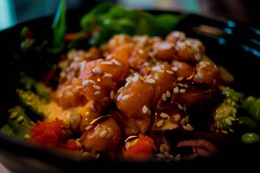 Ta ki kırmızı balıktan gelene kadar. Bu arada yosunlu somon balığı. Susamlı somon balığı ve pirinç ve yosun..