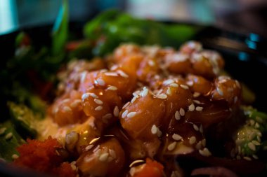 Ta ki kırmızı balıktan gelene kadar. Bu arada yosunlu somon balığı. Susamlı somon balığı ve pirinç ve yosun..