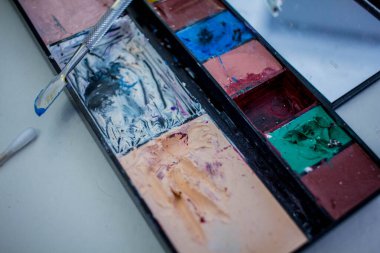 Makyaj yapmak için boya paleti. Makyaj için boya. makyaj için renk paleti