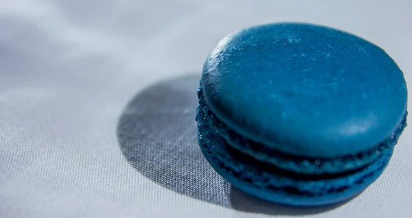 Macarrón Azul Sobre Fondo Tela Blanca Luz Las Lámparas Hermoso — Foto de Stock