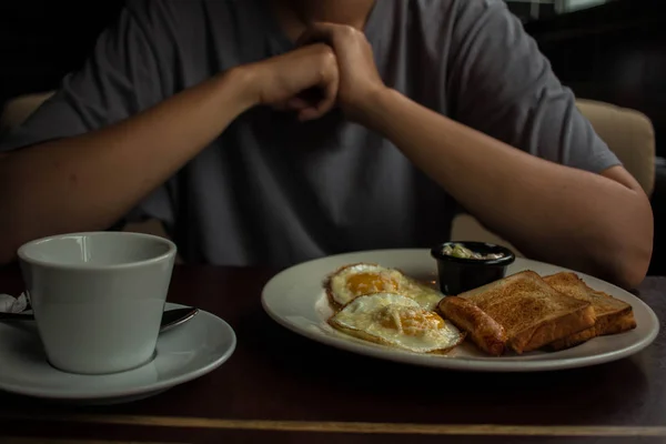 Gri Tişörtlü Kız Omlet Kızarmış Sosis Yiyor — Stok fotoğraf