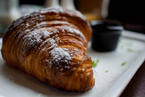 Croissant Sucre Poudre Sur Une Assiette Blanche Confiture Abricot Dans — Photo