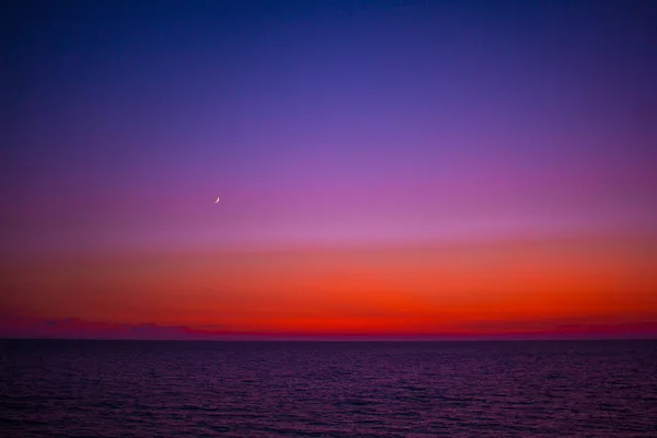 Hermosa Puesta Sol Playa Cielo Multicolor Todos Los Gradientes Azul — Foto de Stock