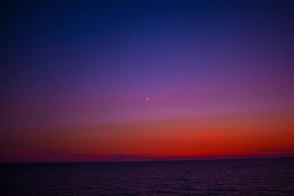 Piękny Zachód Słońca Plaży Wielokolorowe Niebo Wszystkich Gradientach Niebieski Fioletowy — Zdjęcie stockowe