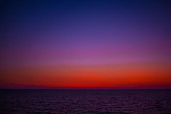 Piękny Zachód Słońca Plaży Wielokolorowe Niebo Wszystkich Gradientach Niebieski Fioletowy — Zdjęcie stockowe