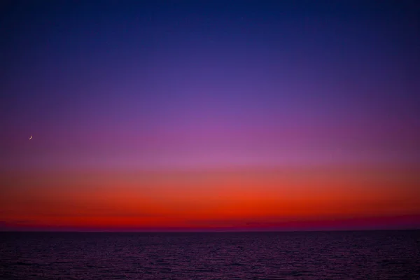 Bellissimo Tramonto Sulla Spiaggia Cielo Multicolore Tutte Pendenze Blu Viola — Foto Stock