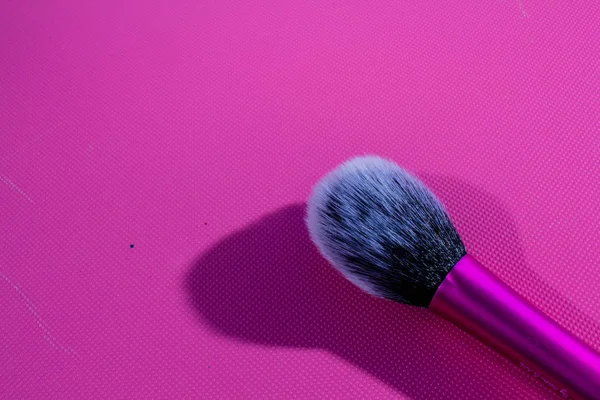 粉红底色的化妆品刷 用于广告的宏观背景纹理照片 化妆用的刷子 睫毛膏的刷子 — 图库照片