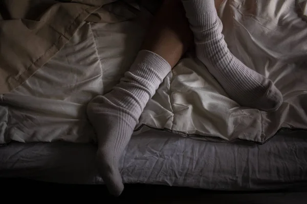 Dámské Nohy Bílých Punčochy Bílé Ponožky Posteli Styl Pozadí Spořič Royalty Free Stock Obrázky