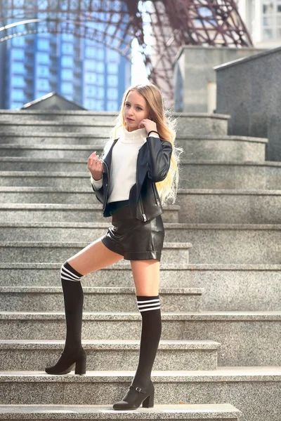 Blonde dans une veste noire et leggings promenades près de la Tour Eiffel — Photo