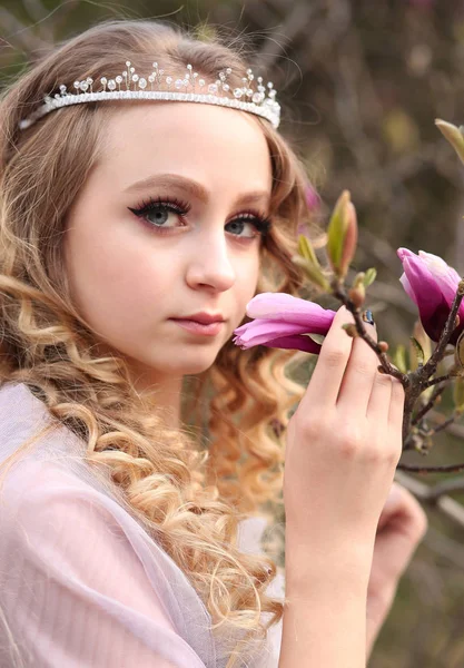 Junges schönes Mädchen in einem helllila Kleid im Garten, wo — Stockfoto