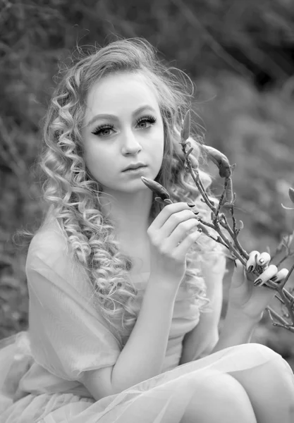 Junges schönes Mädchen in einem helllila Kleid im Garten, wo — Stockfoto
