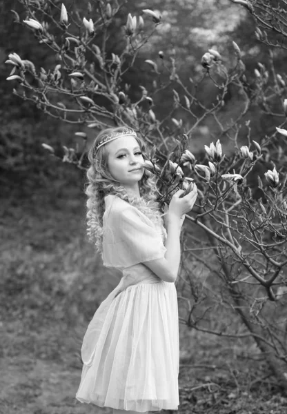 Giovane bella ragazza in un abito lilla chiaro in giardino dove — Foto Stock