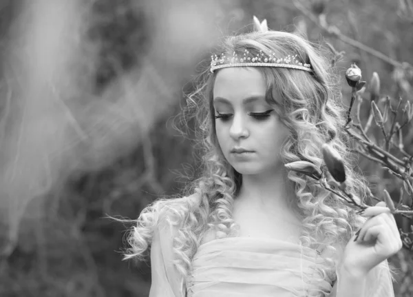 Ung vacker flicka i en ljus syren klänning i trädgården där — Stockfoto