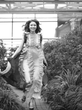 Renkli bir elbiseyle açelyanın açtığı aranjördeki güzel kızıl saçlı kız.