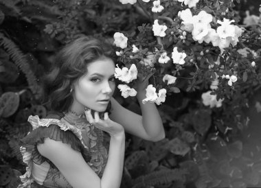 Renkli bir elbiseyle açelyanın açtığı aranjördeki güzel kızıl saçlı kız.