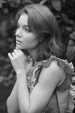 Renkli bir elbiseyle açelyanın açtığı aranjördeki güzel kızıl saçlı kız.