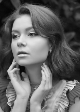 Renkli bir elbiseyle açelyanın açtığı aranjördeki güzel kızıl saçlı kız.