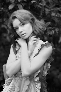 Renkli bir elbiseyle açelyanın açtığı aranjördeki güzel kızıl saçlı kız.