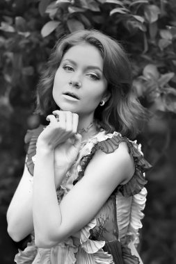 Renkli bir elbiseyle açelyanın açtığı aranjördeki güzel kızıl saçlı kız.