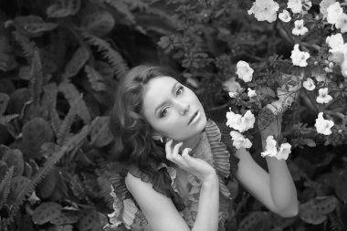 Renkli bir elbiseyle açelyanın açtığı aranjördeki güzel kızıl saçlı kız.