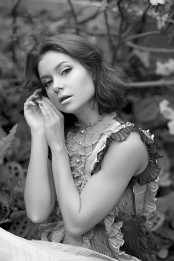 Renkli bir elbiseyle açelyanın açtığı aranjördeki güzel kızıl saçlı kız.