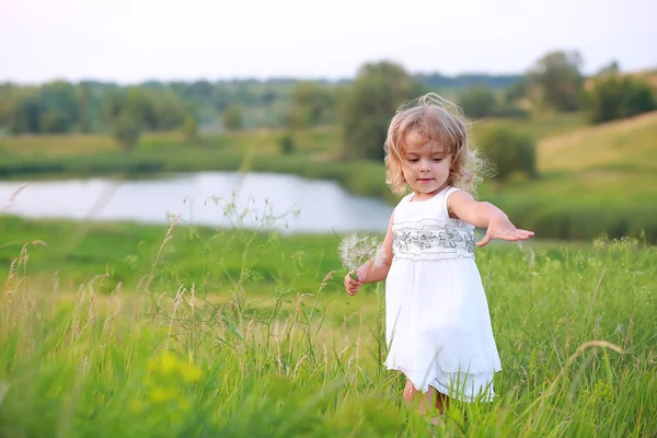 Niña Campo Verde Con Gran Diente León Fondo Del Lago —  Fotos de Stock