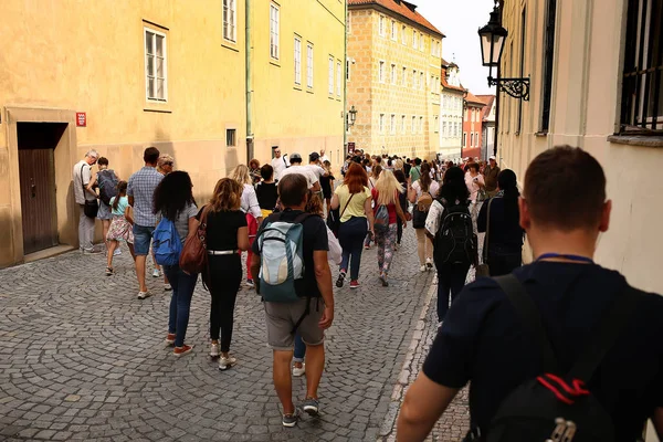 Turisté procházky po starém městě v Evropě, České republice, Praze — Stock fotografie