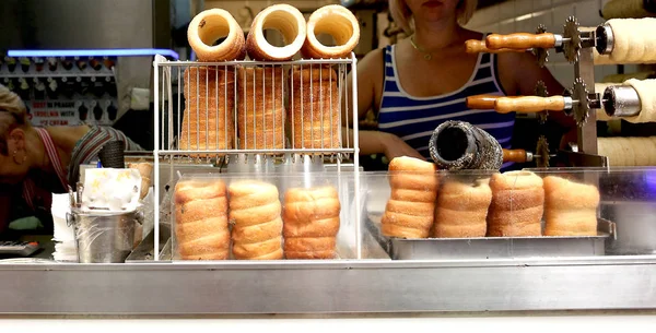 Trdlo słodki deser w Czechach jest sprzedawany na ulicy — Zdjęcie stockowe