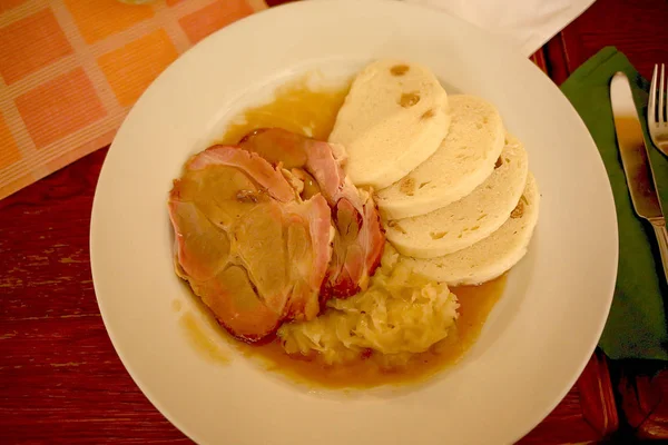 Rolo de carne com chucrute em molho e batatas cozidas na forma de rolo — Fotografia de Stock