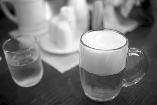 Biermok op een houten tafel staat in een pub — Stockfoto