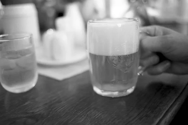 Пивний кухоль на столі в чоловічій руці в пабі — стокове фото