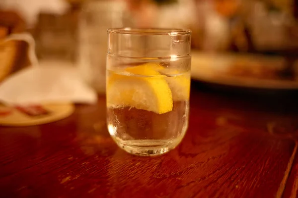 Um copo de limonada fica em uma mesa em um restaurante — Fotografia de Stock