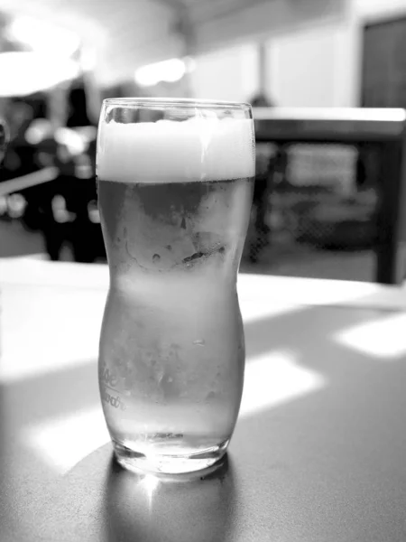 Pivní hrnek na dřevěném stole stojí v hospodě — Stock fotografie