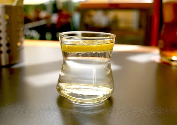 Um copo de limonada fica em uma mesa em um restaurante — Fotografia de Stock